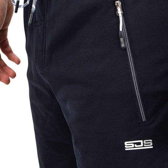 Detail van een donkerblauwe korte broek met zilverkleurige ritssluiting, trekkoord en 'SJS' logo.