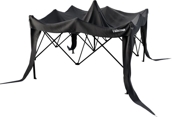 Een antracietkleurige partytent waarvan het dak los hangt en de zijkanten op de grond vallen, op een zwarte achtergrond.
