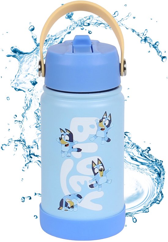 Lichtblauwe waterfles met Bluey-print en een gele draaglus, omringd door waterplonsen.