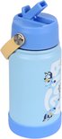 Lichtblauwe waterfles met Bluey-print en een lichtgele draaglus, tegen een witte achtergrond.