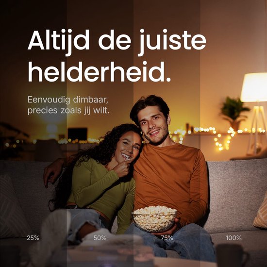 Koppel op een bank met een schaal popcorn, genietend van sfeervolle verlichting op verschillende helderheidsniveaus.