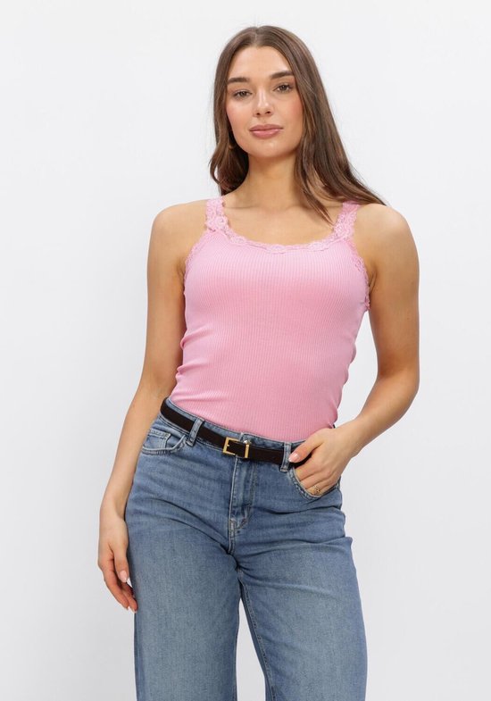 Roze geribbelde top met kanten afwerking, gedragen door een model met spijkerbroek.