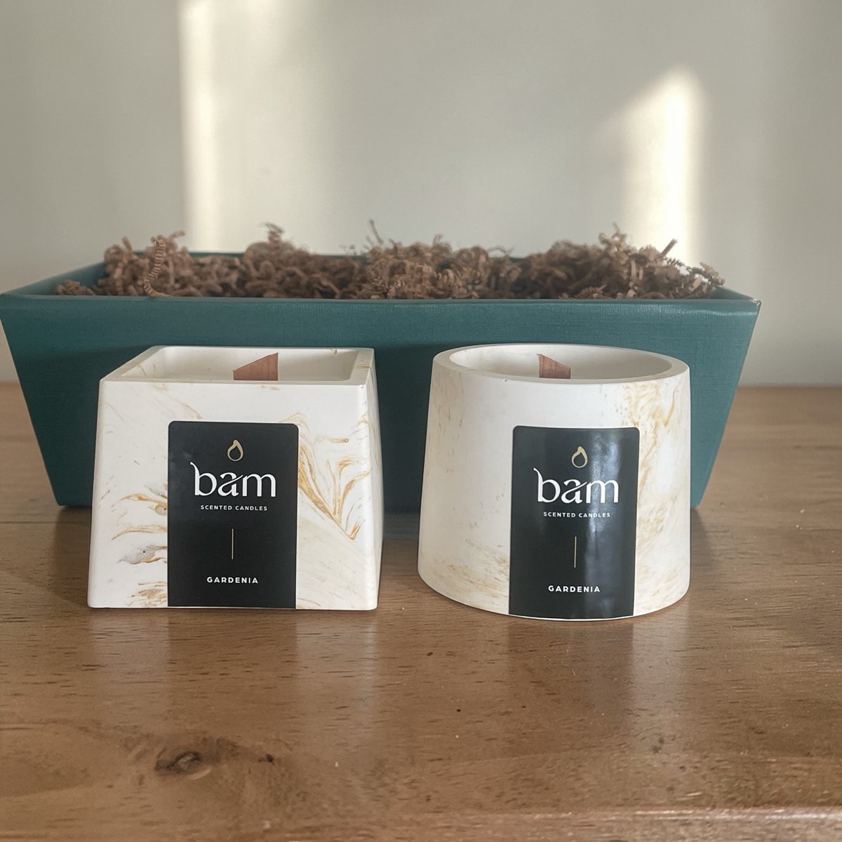 Bam Geschenkmand met 2 Gardenia Geurkaarsen van Zonnebloemwas – Luxe Cadeauset – Handgemaakte Geurkaarsen – Bloemige Geur oker gemarmerd