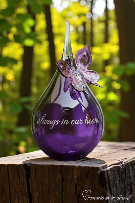 Glazen urn druppel paars met vlinder en tekst always in our heart – 19 cm – 260 ml
