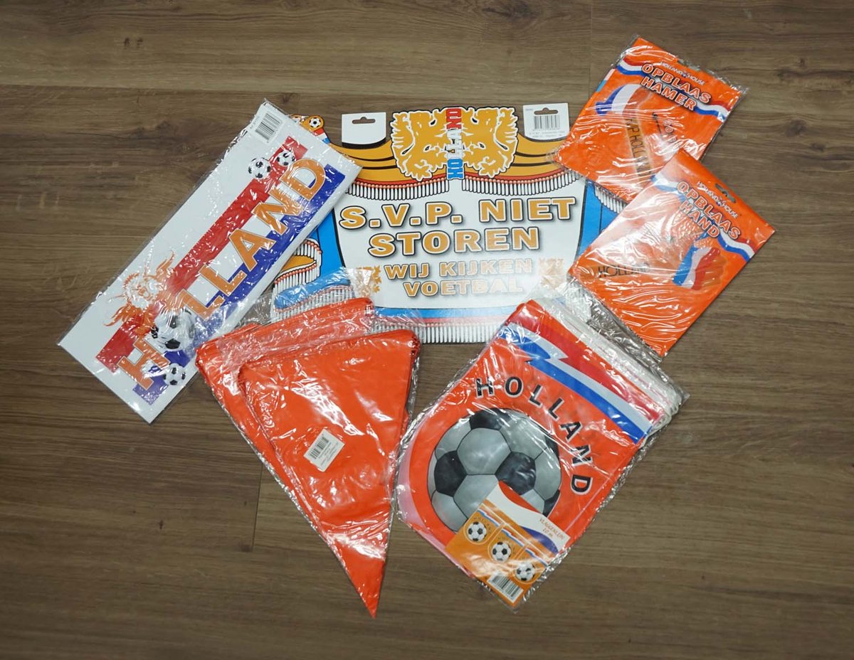 Oranje versier feestpakket nr 3 - Oranje voetbal pakket - wk artikelen - WK 2026 oranje versiering - Oranje vlaggenlijnen - Oranje voetbal vlaggenlijnen - decoratie voetbal fan pakket voor je huis - oranje fans versierpakketten voor thuis of werk
