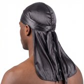 Man met een grijze satijnen durag met lange linten.