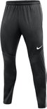 Zwarte Nike trainingsbroek met witte bies langs het been en Nike logo.