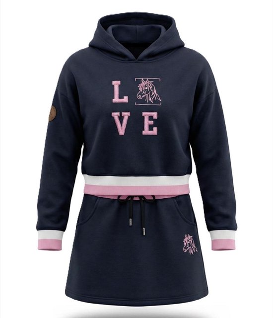 Donkerblauwe trui-jurk met capuchon en roze 'LOVE' met paardenprint op de borst. Tailleband met roze en witte strepen. Verstelbaar trekkoord.