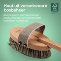 Houten lichaamsborstel met grijze stoffen band en FSC-keurmerk.