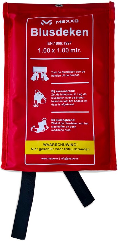 Rode blusdeken van 100 x 100 cm met tekst en afbeeldingen in wit en geel. Zwarte banden aan de onderkant. Op een witte achtergrond.