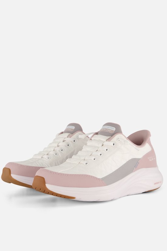 Witte Skechers instappers met roze en grijze accenten en een bruine zool.