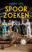 Boekomslag met de titel 'Spoorzoeken' en een liggende giraf voor vijf mannen in kleding variërend van verpleegkundige tot witte beschermende kleding.
