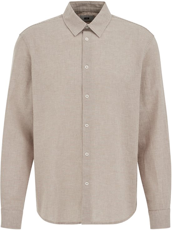 Een beige linnen overhemd met subtiel ruitpatroon, lange mouwen en witte knopen, tentoongesteld op een witte achtergrond.