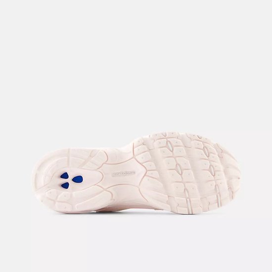 Lichtroze sneakerzool met profiel en blauwe accenten. "New Balance" is zichtbaar.