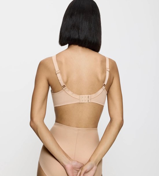 Model met donker haar, van achteren gezien, draagt lichtbruine beha en slip.