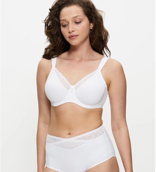 Model draagt een witte beha met mesh inzetstukken en bijpassend wit broekje.