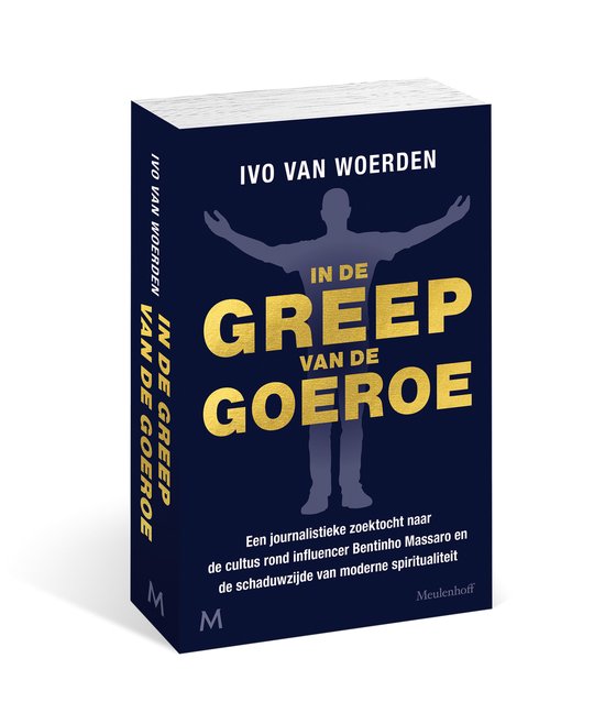 Boek in perspectief met de titel 'In de greep van de goeroe' op de voorkant en zijkant. Donkerblauwe omslag met gouden letters en een silhouet.