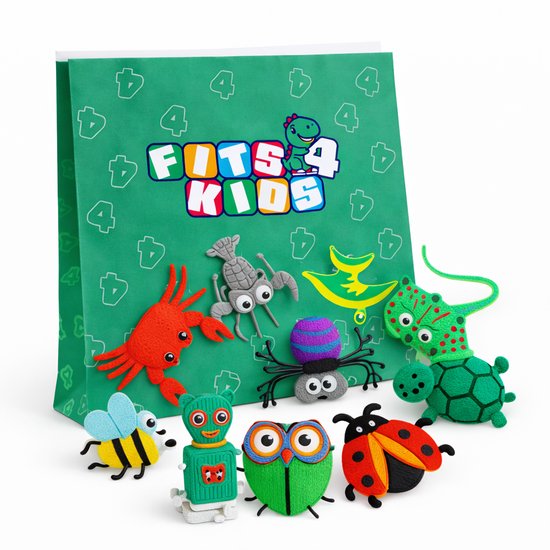 Groene tas met 'FITS 4 KIDS' logo, omringd door geweven dierenfiguren: krab, pissebed, spin, rog, schildpad, lieveheersbeestje, uil, worm, bij en robot.
