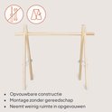 Houten babygym met A-frame constructie, opvouwbaar. Illustraties tonen schroevendraaier/sleutel en een gestileerde constructie.