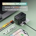 Zwarte Remodius wereldstekker laadt ultrasnel een laptop, telefoon en tablet op via de oranje USB-C poort.