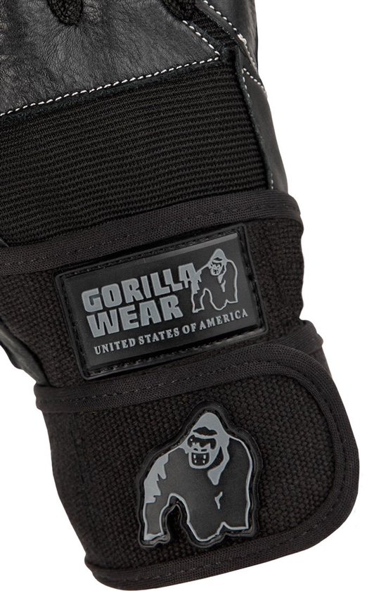 Detail van zwarte Gorilla Wear fitnesshandschoen met logo en klittenbandsluiting.