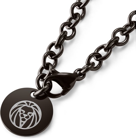 Zwarte schakelketting met een ronde hanger met een leeuwenkop erop.