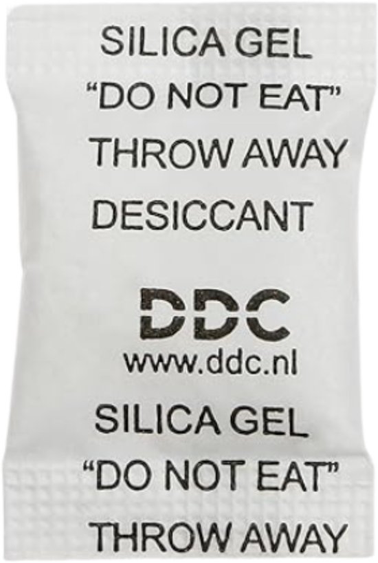 Wit silica gel droogzakje met de tekst 'SILICA GEL', 'DO NOT EAT', 'THROW AWAY', 'DESICCANT', 'DDC' en 'www.ddc.nl'.