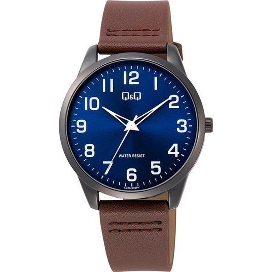 Q&Q horloge met blauwe wijzerplaat, witte cijfers en bruine leren band.