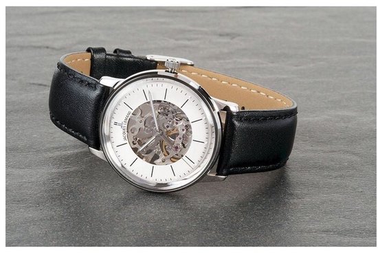 Herenhorloge met zilverkleurige kast, witte wijzerplaat met skelet uurwerk en zwart leren band.