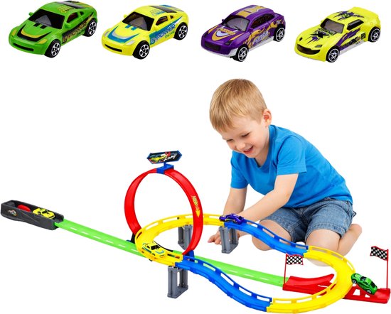 Jongen met racebaan met rode loop, gele en blauwe bochten. Boven vier speelgoedauto's: groen, geel, paars, geel.