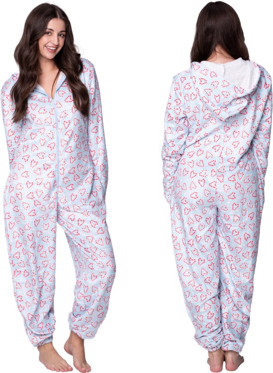 Model in een lichtblauwe onesie met rode hartjesprint, getoond van voren en van achteren. De onesie heeft een capuchon en ritssluiting.
