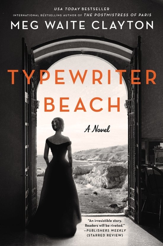 Boekomslag van 'Typewriter Beach' met een vrouw in een jurk die uitkijkt over een strandlandschap.