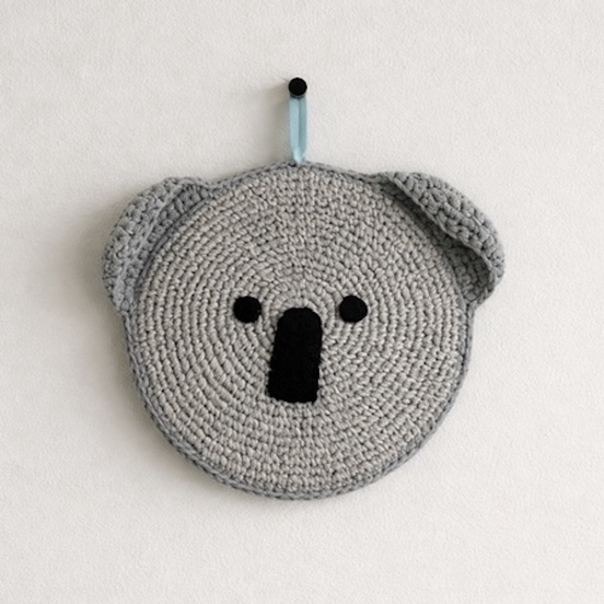 Luna-Leena duurzame Koala gift hanger - grijs melange - bio katoen - hand gehaakt in Nepal - muurhanger - dierenkop - muur decoratie - cadeau - geboorte