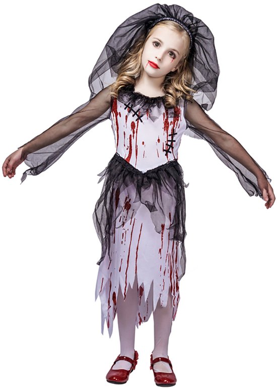 Een meisje met blond haar in een wit, bebloed zombie-bruidskostuum met zwarte sluier, armen wijd.