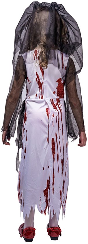 Zij-aanzicht van een meisje in wit, bebloed zombie-bruidskostuum met zwarte sluier.