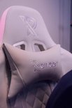 Gedetailleerde close-up van het hoofdsteungedeelte van een witte gamingstoel, met een neksteunkussen en het 'Ranger'-logo.