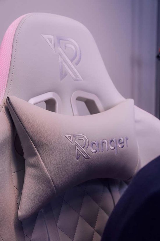 Gedetailleerde close-up van het hoofdsteungedeelte van een witte gamingstoel, met een neksteunkussen en het 'Ranger'-logo.