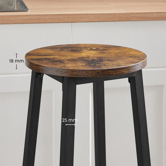 Houten barkruk met zwart metalen frame. Zitting heeft een verweerde bruine houtprint.