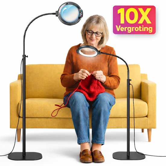Vrouw breit met rode wol op gele bank, twee staande loeplampen met 10x vergroting.