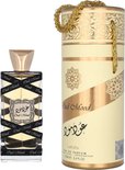 Oud Mood parfumfles met gouden dop, omwikkeld met zwart lint met "Oud Mood" erop, naast een bijpassende cilinderverpakking.