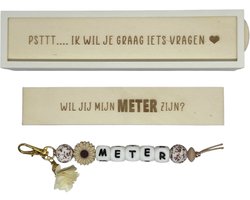 Sleutelhanger Wil jij mijn METER zijn? | beige | 3D | sleutelhanger | doosje met een vraag | meter vragen | meter worden | peettante vragen | peettante worden | cadeau | psst ik wil je iets vragen