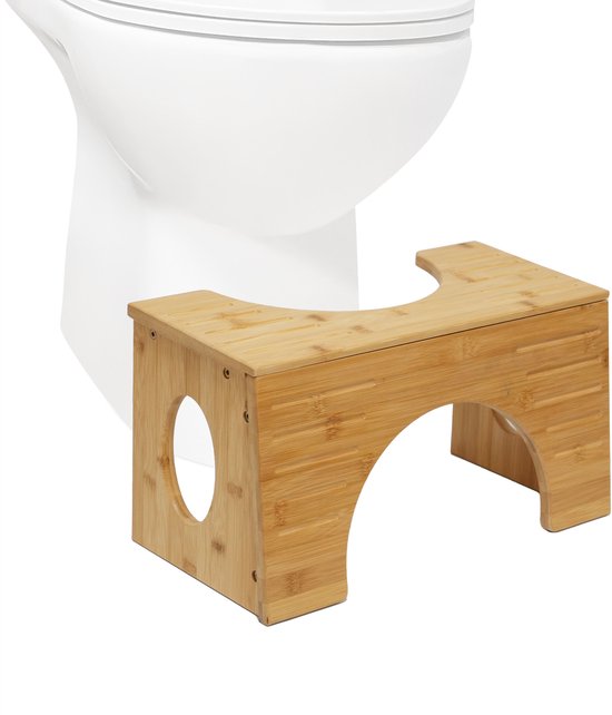 Houten toiletkrukje voor een toilet, met een gebogen zitting en ronde uitsparingen aan de zijkanten.