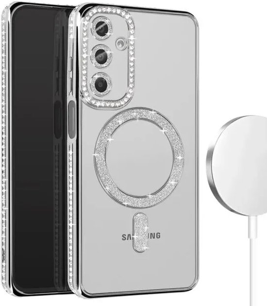 Coque de téléphone argentée avec bordure scintillante et contour de caméra, à côté d'un smartphone et d'un aimant.