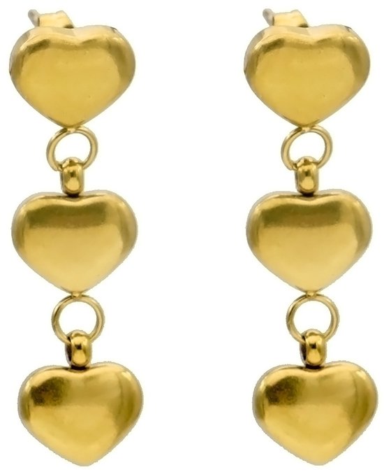 Gouden oorbellen met drie hartjes onder elkaar, bevestigd aan een haakje.