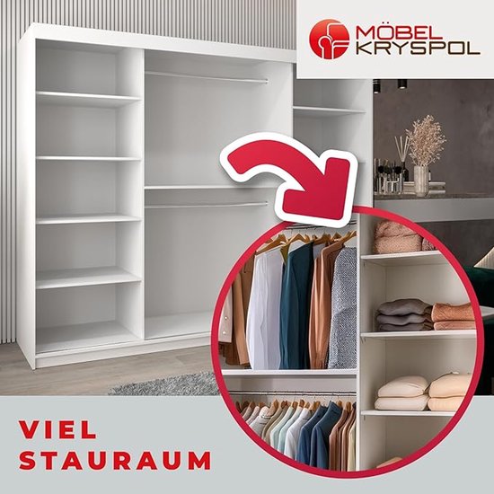 Witte kast met schuifdeuren, open vakken, kledingroedes en gevouwen kleding.