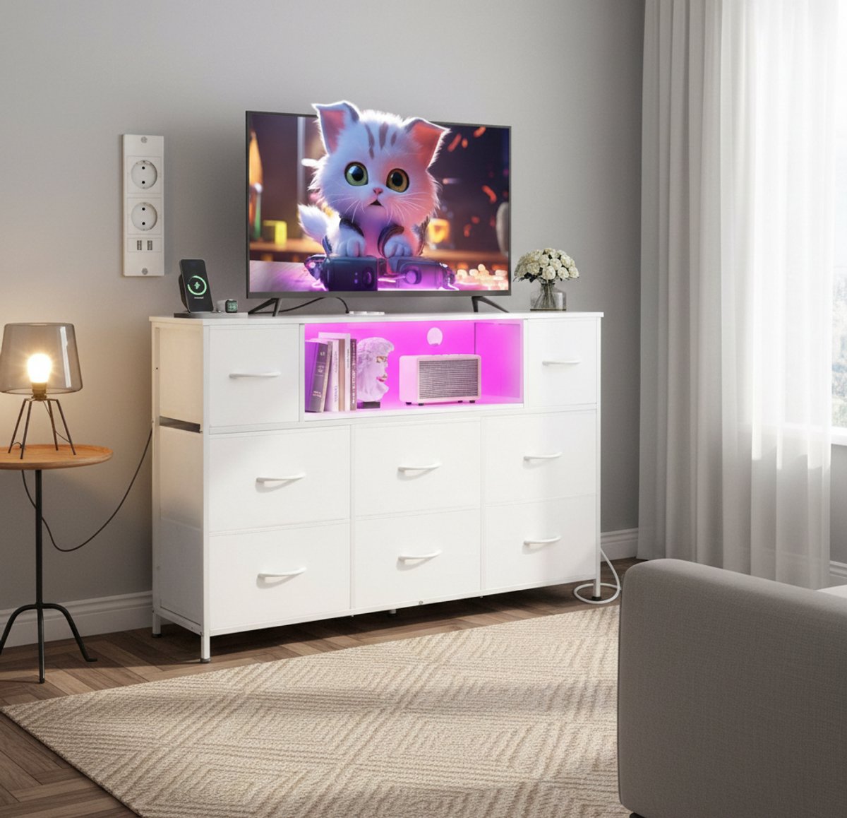 Moderne Stoffen Commode met 8 Laden en Stopcontacten – Hoge Ladekast voor Slaapkamer en Woonkamer – Met Stalen Frame en Houten Plaat – Wit, 120x30x79 cm - House&Garden