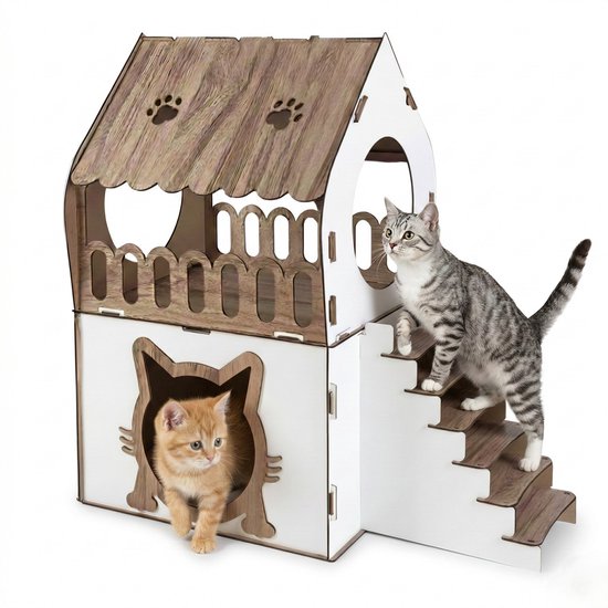 Deux chats, un chaton et un chat adulte, près d'une maisonnette pour chat en bois avec escalier.