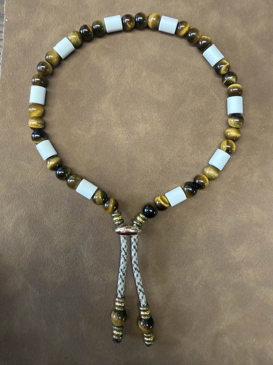 Anti-tekenband ketting - natuursteen - gele tijgeroog - hond - lengte 40 cm - nekomvang vanaf 38 tot en met 44 cm - originele EM-X kralen lichtgrijs - L - bruin/beige
