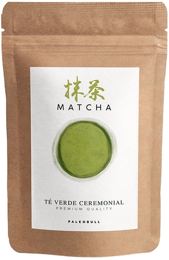 Bruine papieren verpakking met een wit etiket met de tekst 'MATCHA', een groene cirkel en 'TÉ VERDE CEREMONIAL PREMIUM QUALITY'.