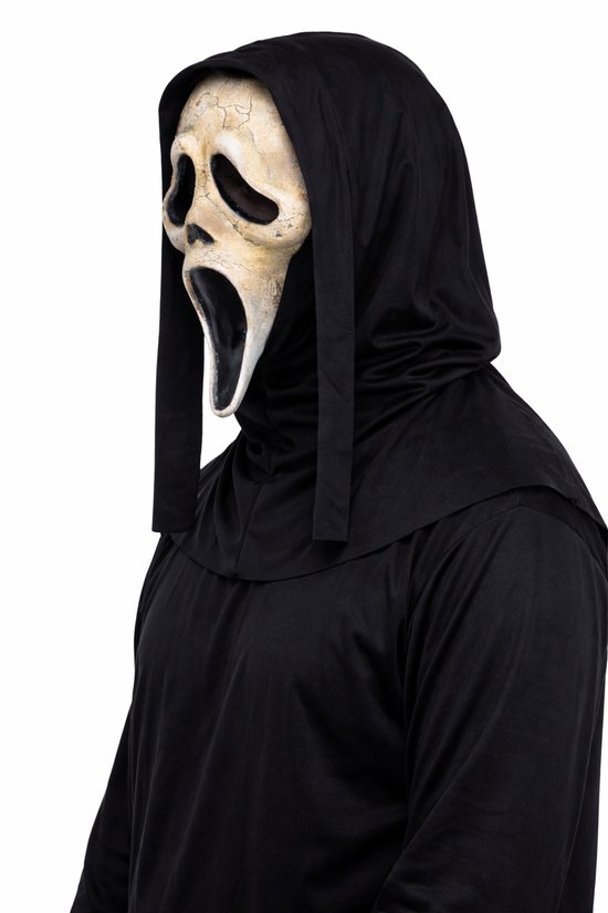 Profiel van een Scream VI Ghostface masker met zwarte kap.